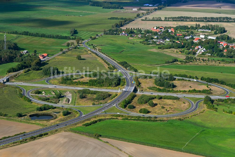 Luftaufnahme Glienke - Autobahn- Anschlussstelle der BAB A20 Neubrandenburg-Ost in Glienke im Bundesland Mecklenburg-Vorpommern, Deutschland
