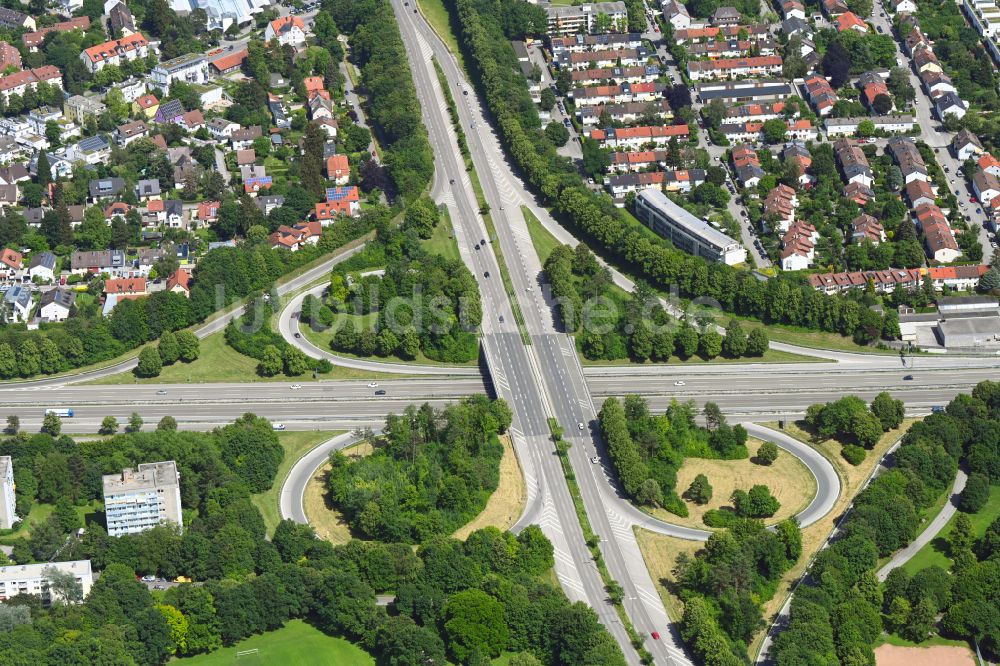 Luftbild München - Autobahn- Anschlussstelle der BAB A8 - Ständlerstraße in München im Bundesland Bayern, Deutschland