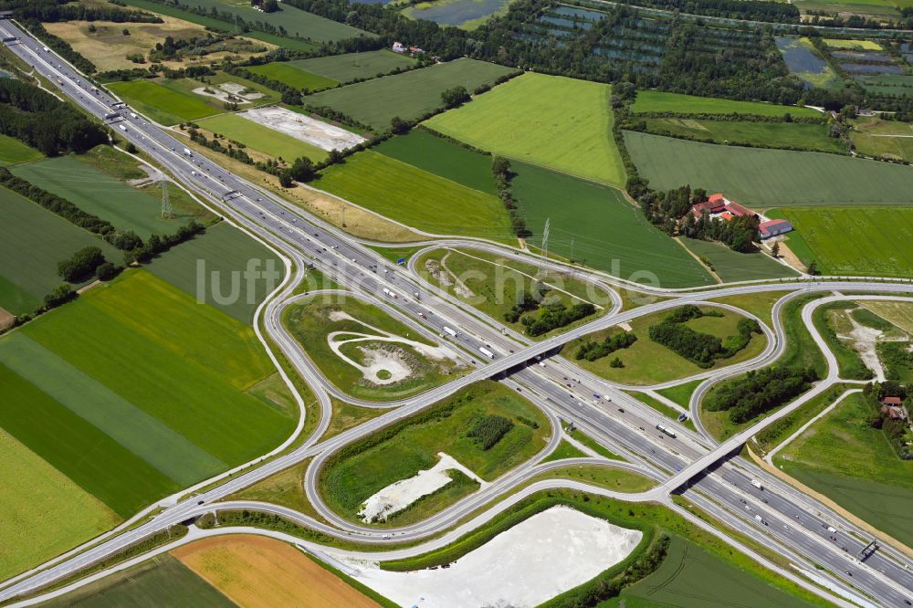Unterföhring aus der Vogelperspektive: Autobahn- Anschlussstelle der BAB A99 in Unterföhring im Bundesland Bayern, Deutschland