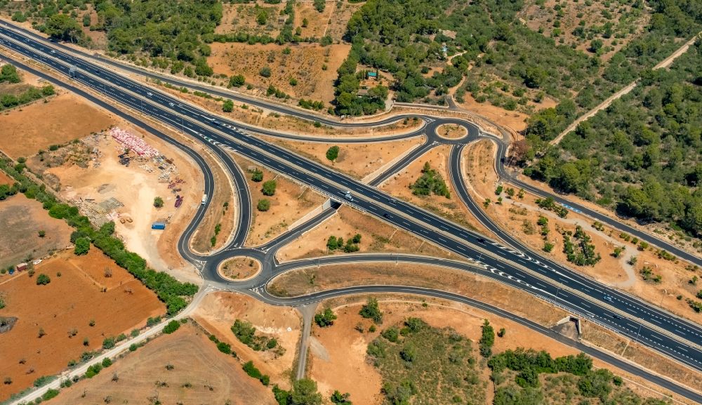 Campos von oben - Autobahn- Anschlussstelle der Ma-19 am Cami de Cas Rubins in Campos in Islas Baleares, Spanien