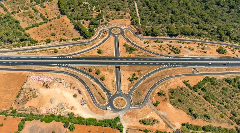 Campos aus der Vogelperspektive: Autobahn- Anschlussstelle der Ma-19 am Cami de Cas Rubins in Campos in Islas Baleares, Spanien