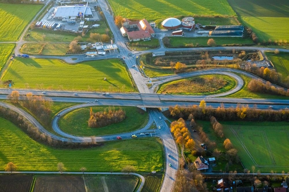 Luftaufnahme Werl - Autobahn A445 mit der Anschlussstelle Werl-Zentrum und Bundesstraße B1 in Werl im Bundesland Nordrhein-Westfalen, Deutschland