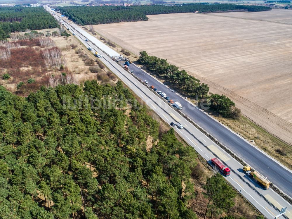 Linthe aus der Vogelperspektive: Autobahn- Ausbau und Spur- Verbreiterung im Streckenverlauf der BAB A9 in Linthe im Bundesland Brandenburg, Deutschland