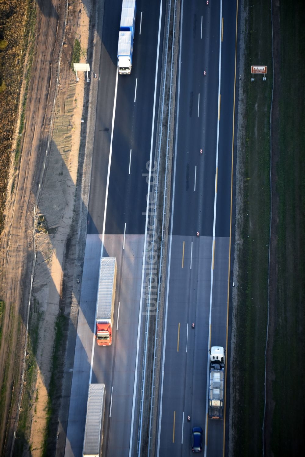 Spreenhagen von oben - Autobahn- Ausbau und Spur- Verbreiterung im Streckenverlauf der BAB A12 E30 an unterschiedlichen Fahrbahn- Belag- Anschlußstellen in Spreenhagen im Bundesland Brandenburg