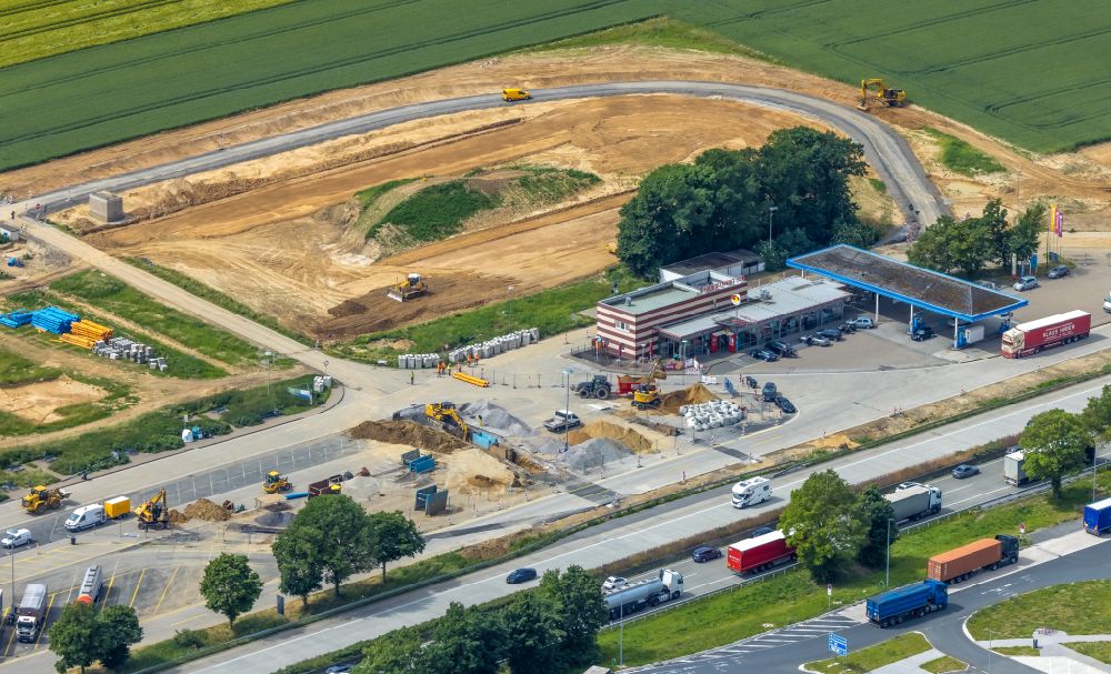 Schlückingen von oben - Autobahn- Baustelle zur Erweiterung der Tank- und Rastanlage Am Haarstrang-Süd an der A44 in Schlückingen im Bundesland Nordrhein-Westfalen, Deutschland