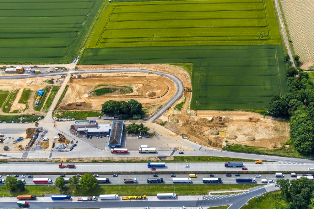 Schlückingen von oben - Autobahn- Baustelle zur Erweiterung der Tank- und Rastanlage Am Haarstrang-Süd an der A44 in Schlückingen im Bundesland Nordrhein-Westfalen, Deutschland