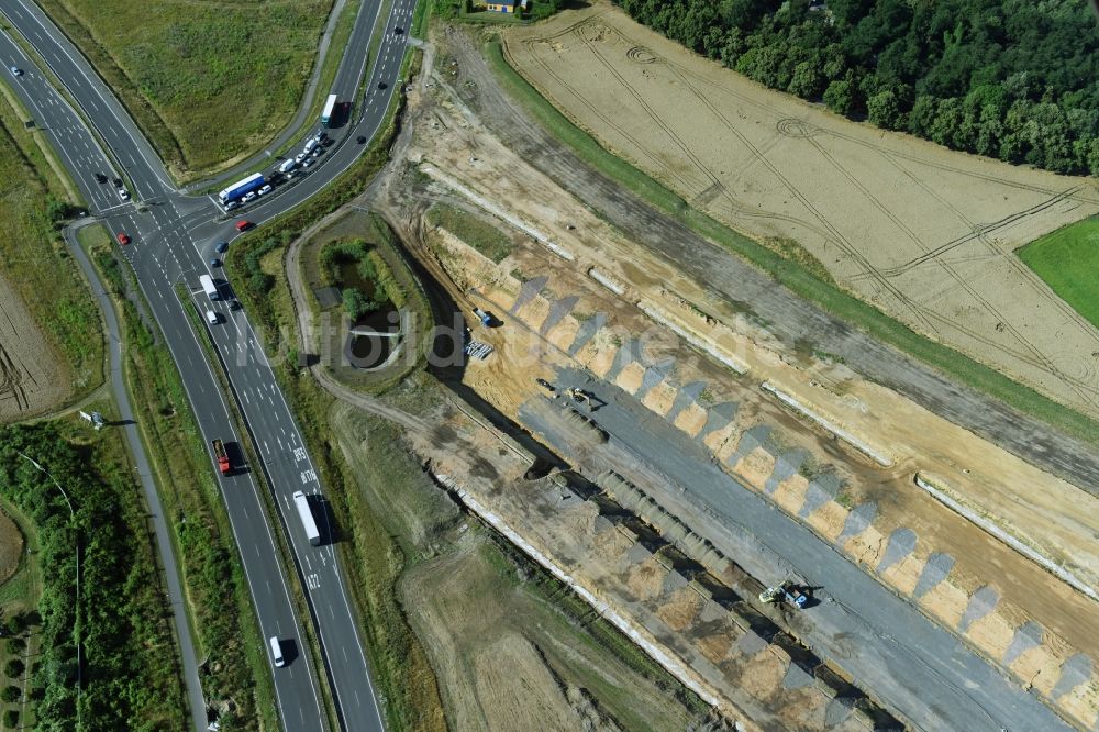 Luftaufnahme Borna - Autobahn- Baustellen entlang der Trasse und des Streckenverlaufes der Bundesstraße B95 zur BAB A72 in Borna im Bundesland Sachsen