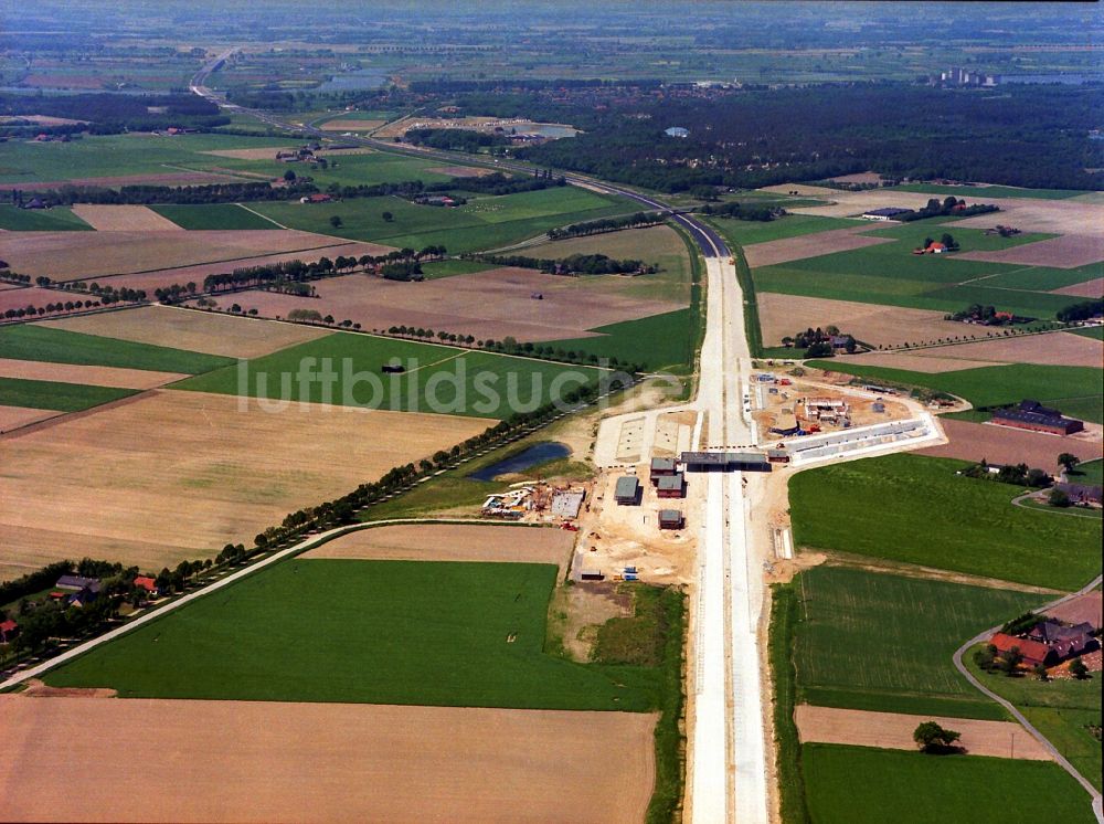 Luftaufnahme Goch - Autobahn- Baustellen entlang der Trasse und des Streckenverlaufes A57 -A77 an der Staatsgrenze in Goch im Bundesland Nordrhein-Westfalen
