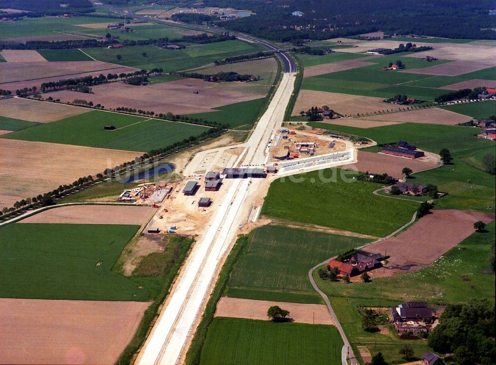 Goch von oben - Autobahn- Baustellen entlang der Trasse und des Streckenverlaufes A57 -A77 an der Staatsgrenze in Goch im Bundesland Nordrhein-Westfalen