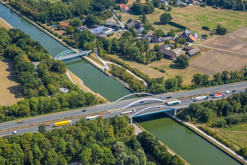Hamm aus der Vogelperspektive: Autobahn- Brücke der BAB A1 über den Datteln- Hamm- Kanal in Hamm im Bundesland Nordrhein-Westfalen, Deutschland