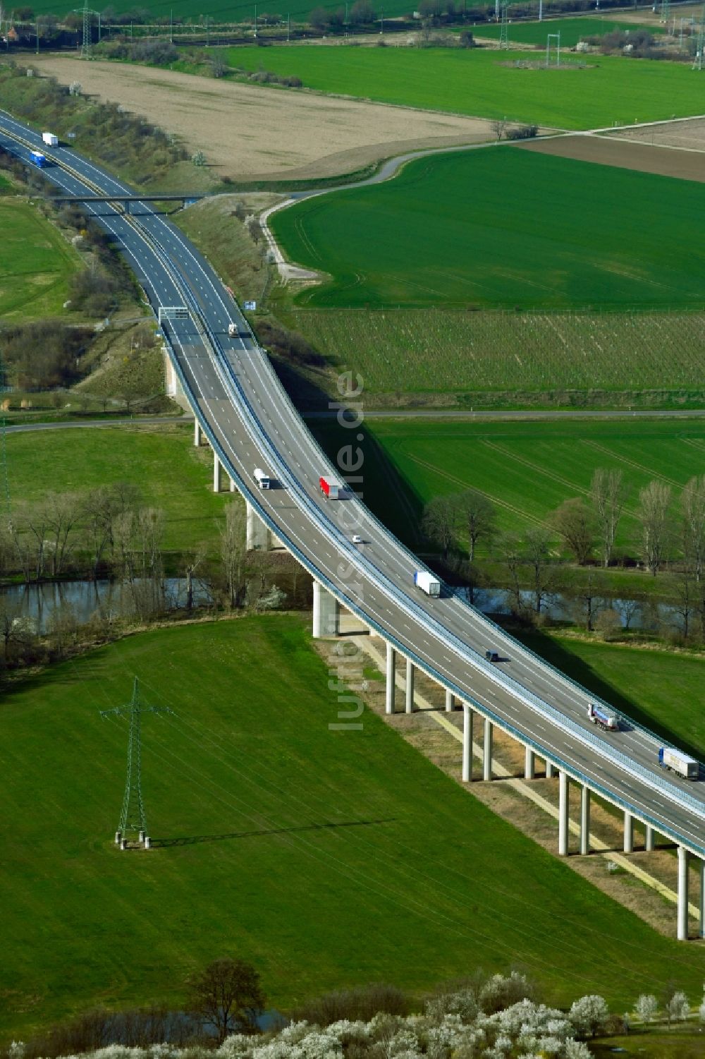 Schkortleben aus der Vogelperspektive: Autobahn- Brücke der BAB 38 Saalebrücke bei Schkortleben im Bundesland Sachsen-Anhalt, Deutschland