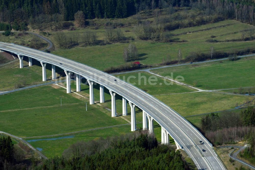 Schleusingen aus der Vogelperspektive: Autobahn- Brücke der BAB 73 Talbrücke Schleuse bei Schleusingen im Bundesland Thüringen, Deutschland