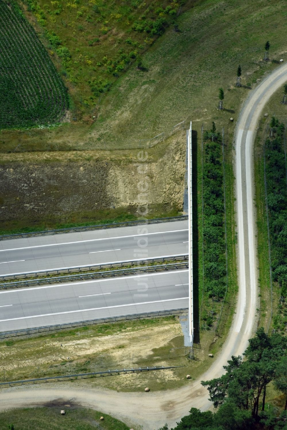 Luftaufnahme Garlin - Autobahn- Brückenbauwerk einer als Grünbrücke angelegten Wildbrücke - Wildwechselbrücke über die BAB A14 in Garlin im Bundesland Brandenburg, Deutschland