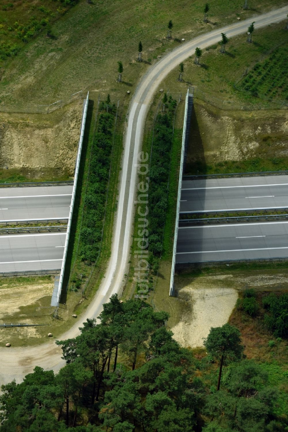 Garlin von oben - Autobahn- Brückenbauwerk einer als Grünbrücke angelegten Wildbrücke - Wildwechselbrücke über die BAB A14 in Garlin im Bundesland Brandenburg, Deutschland