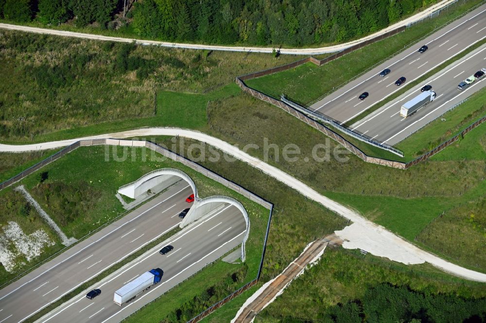 Luftbild Gersthofen - Autobahn- Brückenbauwerk einer als Grünbrücke angelegten Wildbrücke - Wildwechselbrücke über die BAB A8 in Gersthofen im Bundesland Bayern, Deutschland