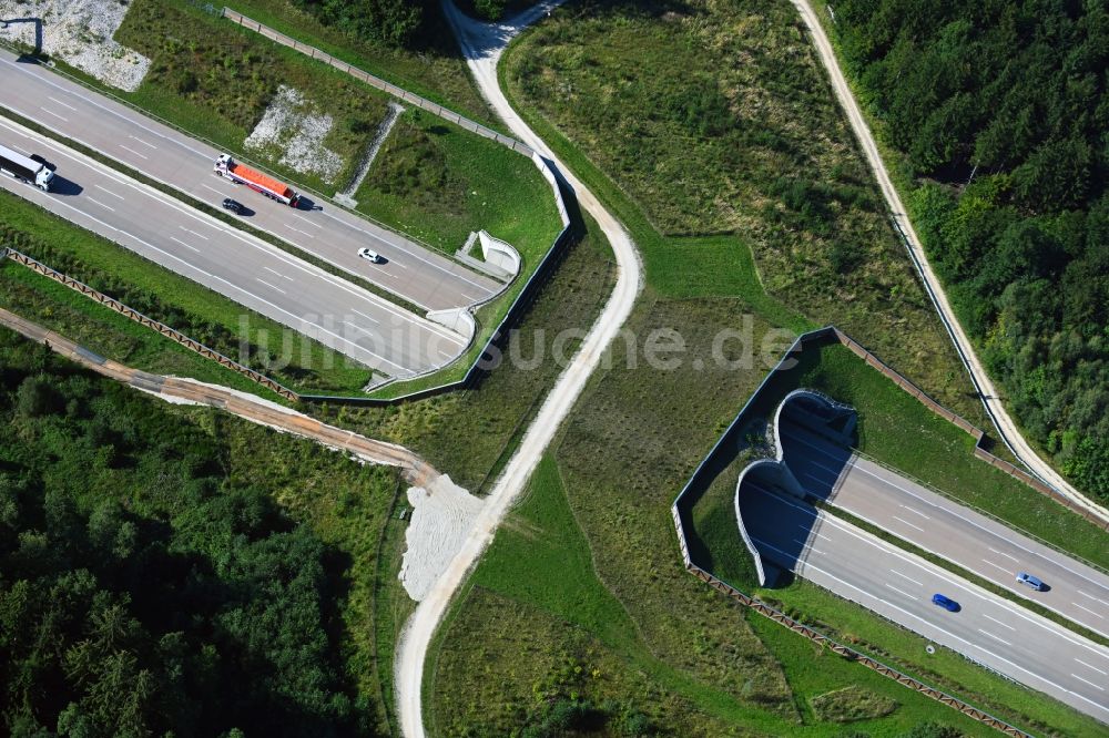 Gersthofen von oben - Autobahn- Brückenbauwerk einer als Grünbrücke angelegten Wildbrücke - Wildwechselbrücke über die BAB A8 in Gersthofen im Bundesland Bayern, Deutschland