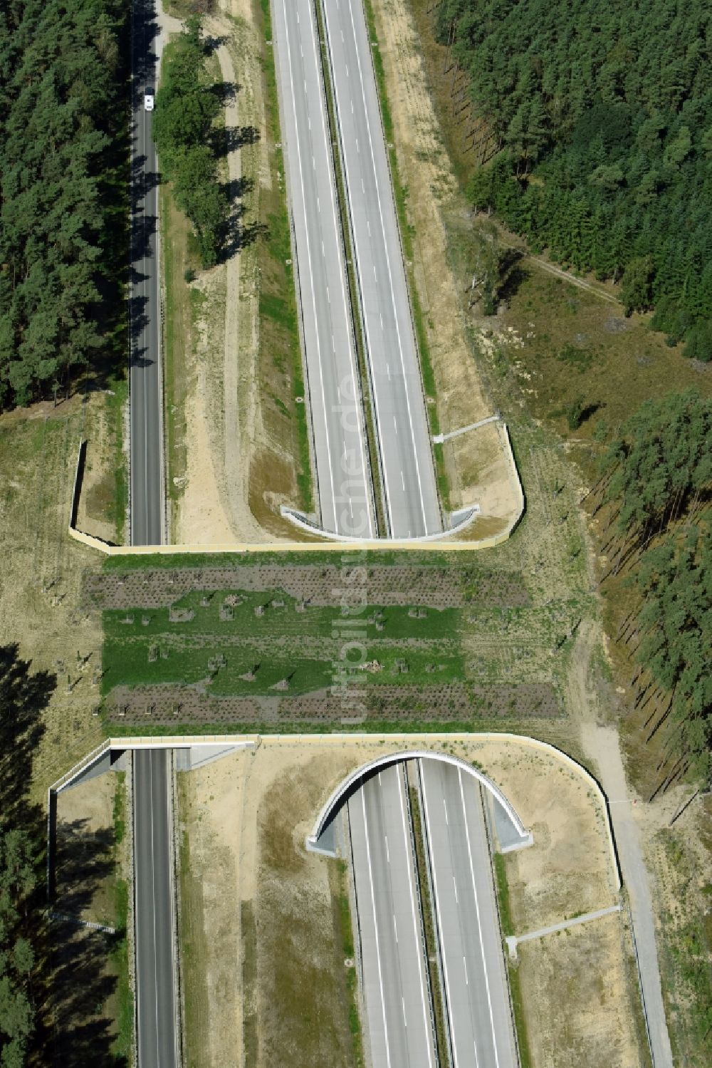 Groß Warnow aus der Vogelperspektive: Autobahn- Brückenbauwerk einer als Grünbrücke angelegten Wildbrücke - Wildwechselbrücke über die BAB A14 in Groß Warnow im Bundesland Brandenburg