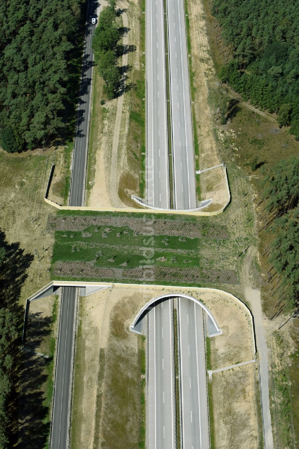 Luftbild Groß Warnow - Autobahn- Brückenbauwerk einer als Grünbrücke angelegten Wildbrücke - Wildwechselbrücke über die BAB A14 in Groß Warnow im Bundesland Brandenburg