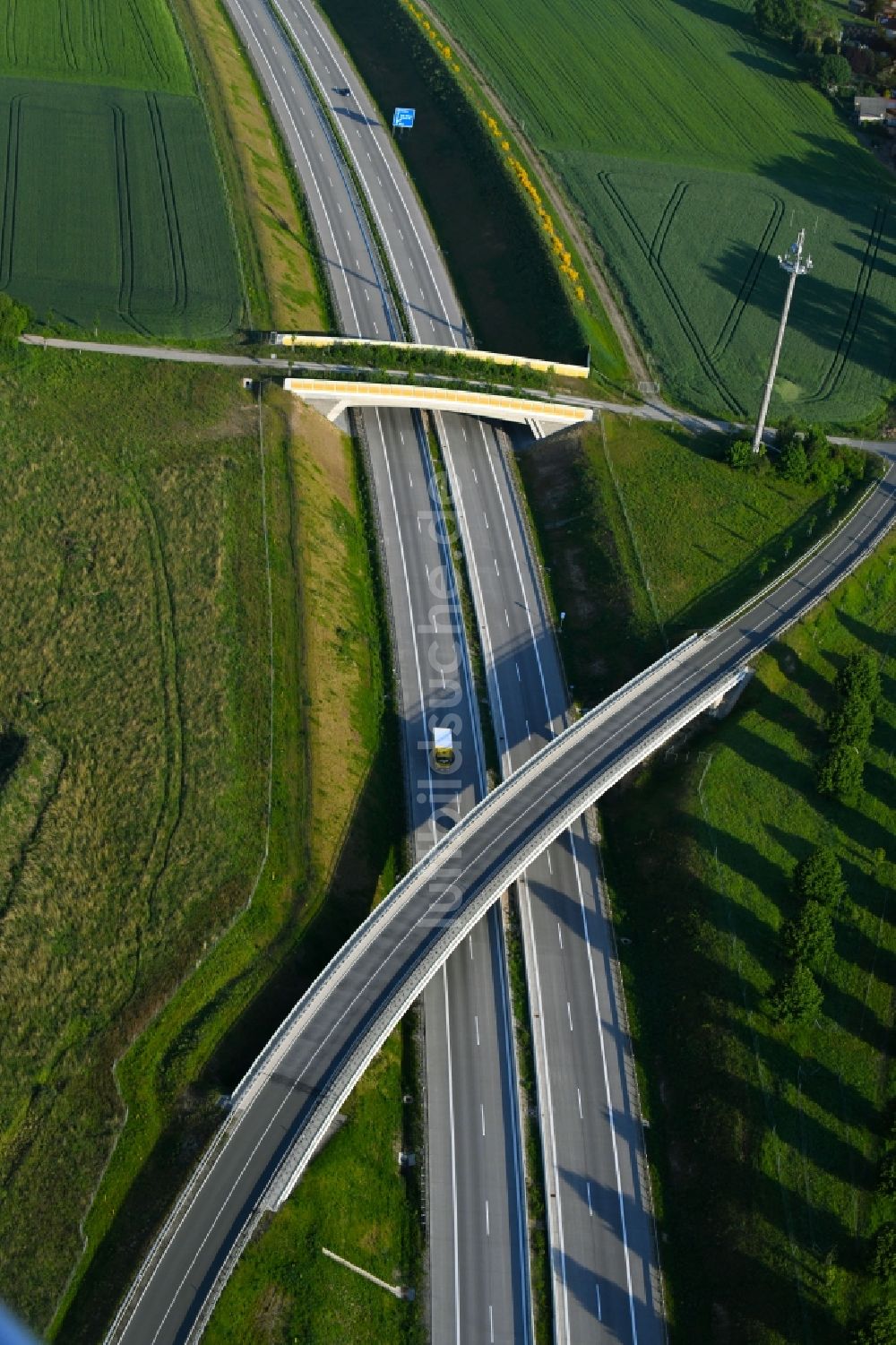 Luftbild Groß Warnow - Autobahn- Brückenbauwerk einer als Grünbrücke angelegten Wildbrücke - Wildwechselbrücke über die BAB A14 in Groß Warnow im Bundesland Brandenburg, Deutschland