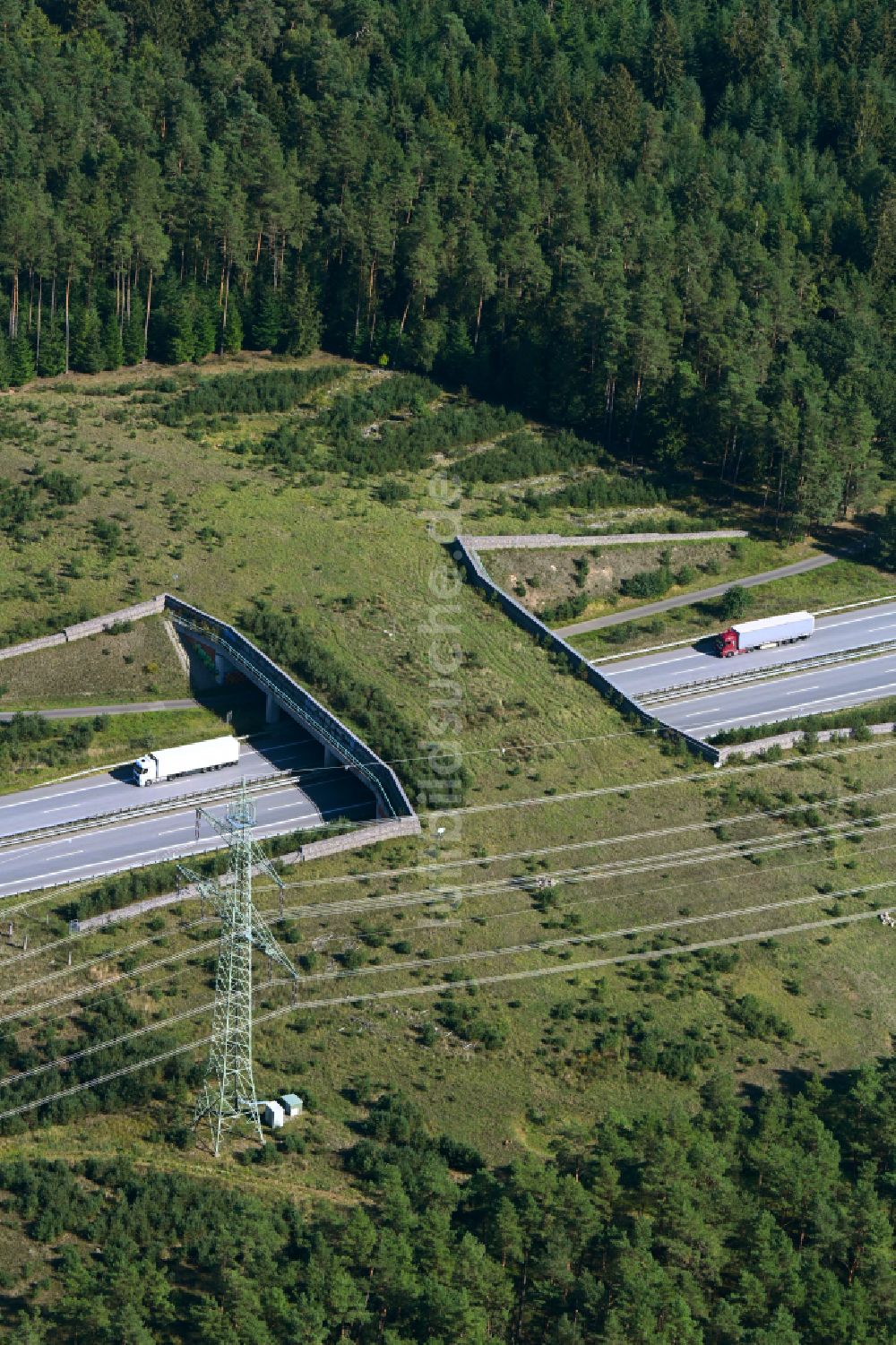 Luftaufnahme Gudow - Autobahn- Brückenbauwerk einer als Grünbrücke angelegten Wildbrücke - Wildwechselbrücke über die BAB A24 in Gudow im Bundesland Schleswig-Holstein, Deutschland