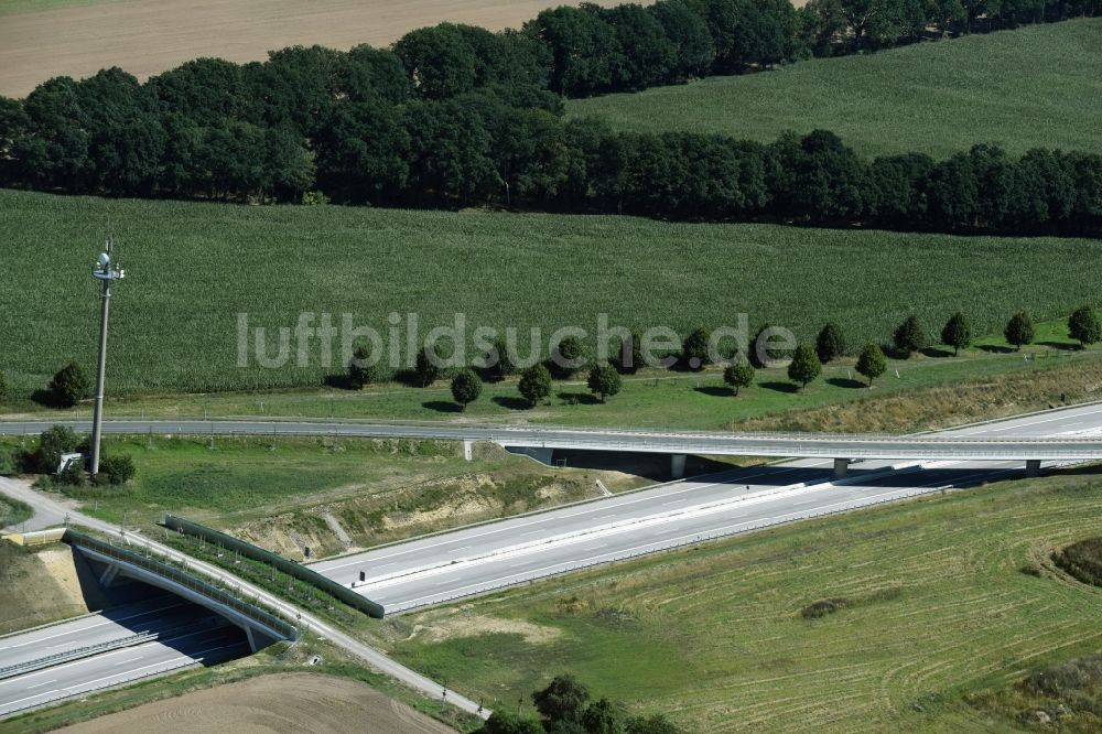 Luftbild Karstädt - Autobahn- Brückenbauwerk einer als Grünbrücke angelegten Wildbrücke - Wildwechselbrücke über die BAB A14 in Karstädt im Bundesland Brandenburg