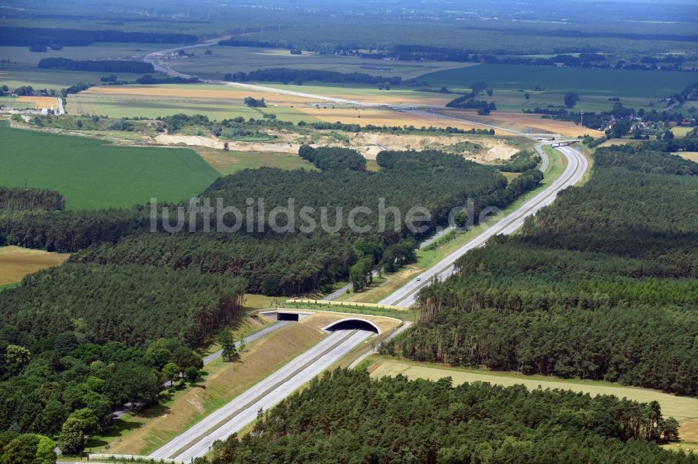 Karstädt aus der Vogelperspektive: Autobahn- Brückenbauwerk einer als Grünbrücke angelegten Wildbrücke - Wildwechselbrücke über die BAB A14 in Karstädt im Bundesland Brandenburg, Deutschland