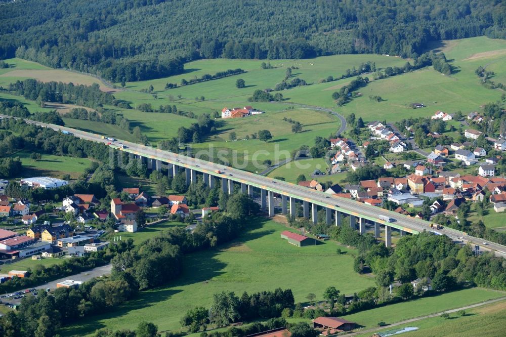 Luftaufnahme Uttrichshausen - Autobahn- Brückenbauwerk der BAB A7 als Beton- Viadukt in Uttrichshausen im Bundesland Hessen