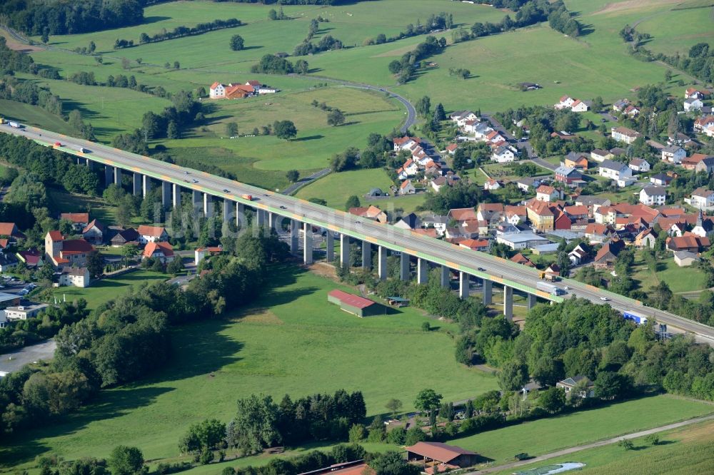 Uttrichshausen von oben - Autobahn- Brückenbauwerk der BAB A7 als Beton- Viadukt in Uttrichshausen im Bundesland Hessen