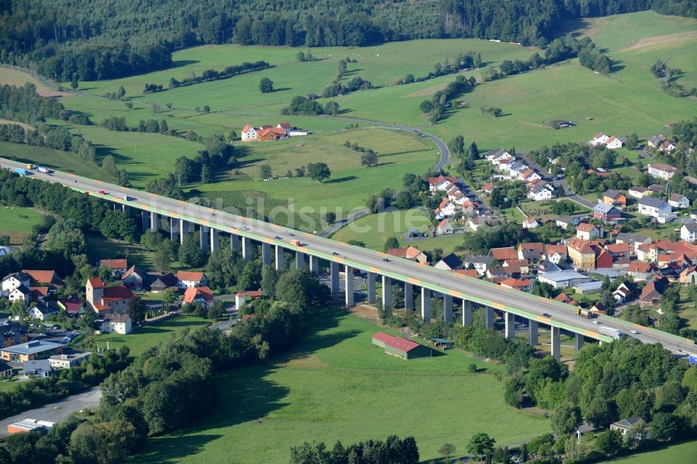 Uttrichshausen aus der Vogelperspektive: Autobahn- Brückenbauwerk der BAB A7 als Beton- Viadukt in Uttrichshausen im Bundesland Hessen