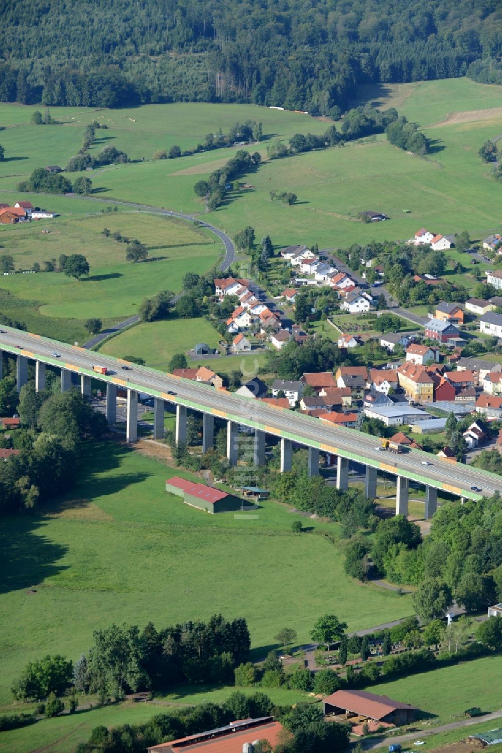 Luftbild Uttrichshausen - Autobahn- Brückenbauwerk der BAB A7 als Beton- Viadukt in Uttrichshausen im Bundesland Hessen