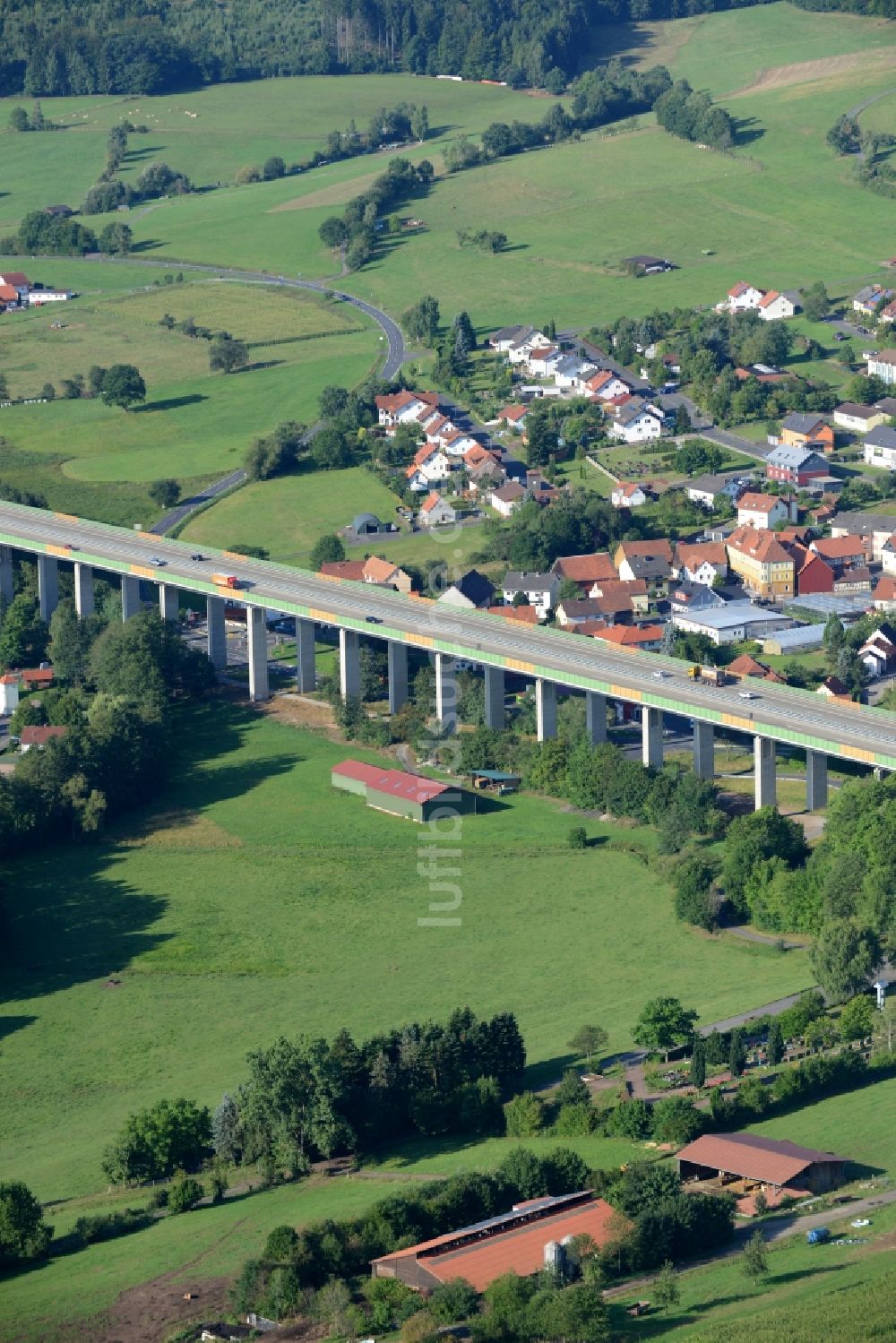Luftaufnahme Uttrichshausen - Autobahn- Brückenbauwerk der BAB A7 als Beton- Viadukt in Uttrichshausen im Bundesland Hessen