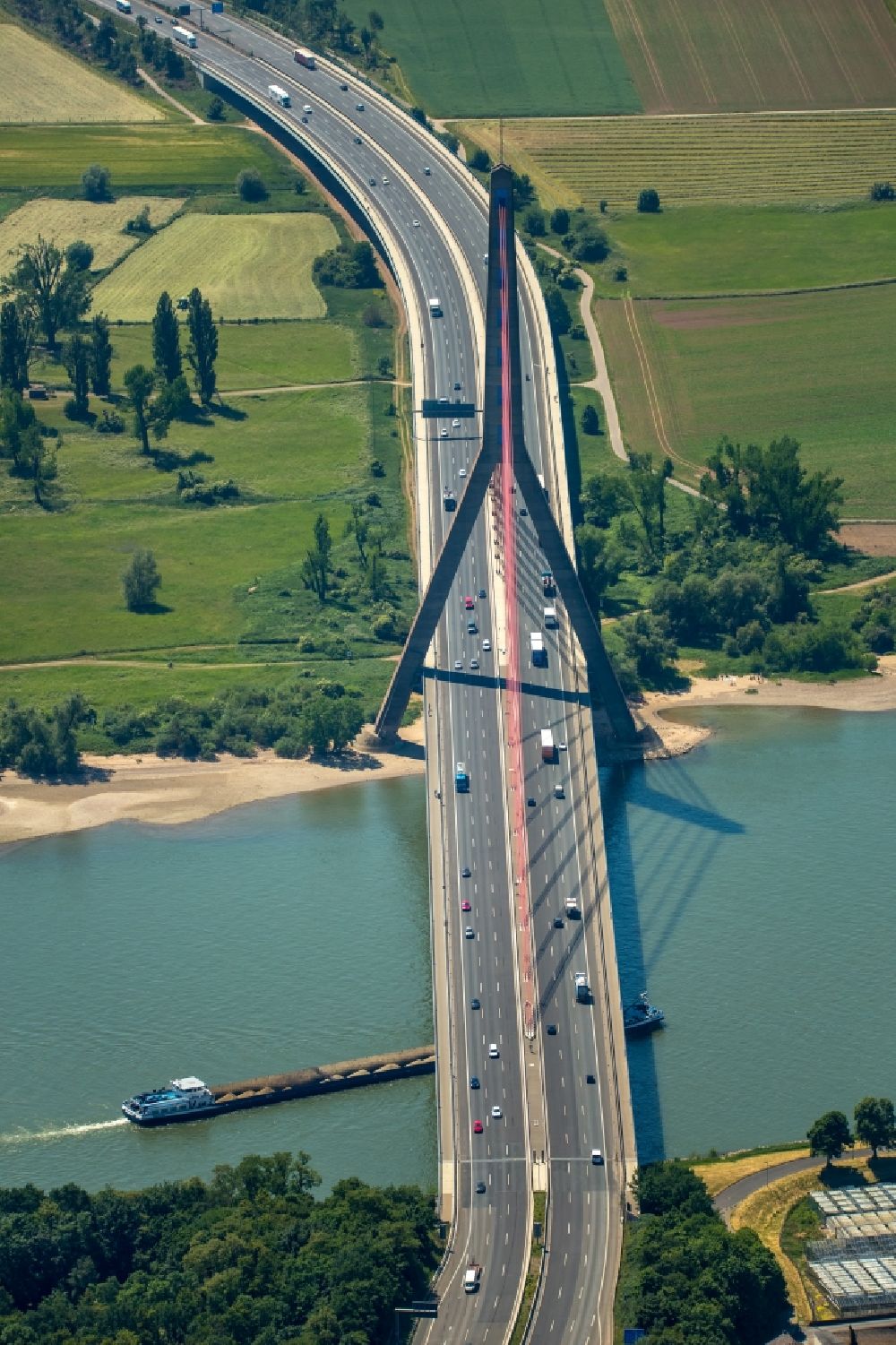 Luftbild Düsseldorf - Autobahn- Brückenbauwerk der BAB A46 - auch Rheinbrücke Düsseldorf-Flehe im in Düsseldorf im Bundesland Nordrhein-Westfalen, Deutschland