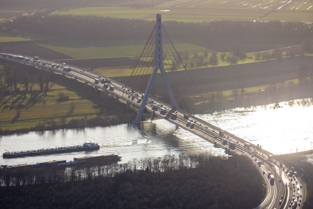 Düsseldorf von oben - Autobahn- Brückenbauwerk der BAB A46 - auch Rheinbrücke Düsseldorf-Flehe im in Düsseldorf im Bundesland Nordrhein-Westfalen, Deutschland
