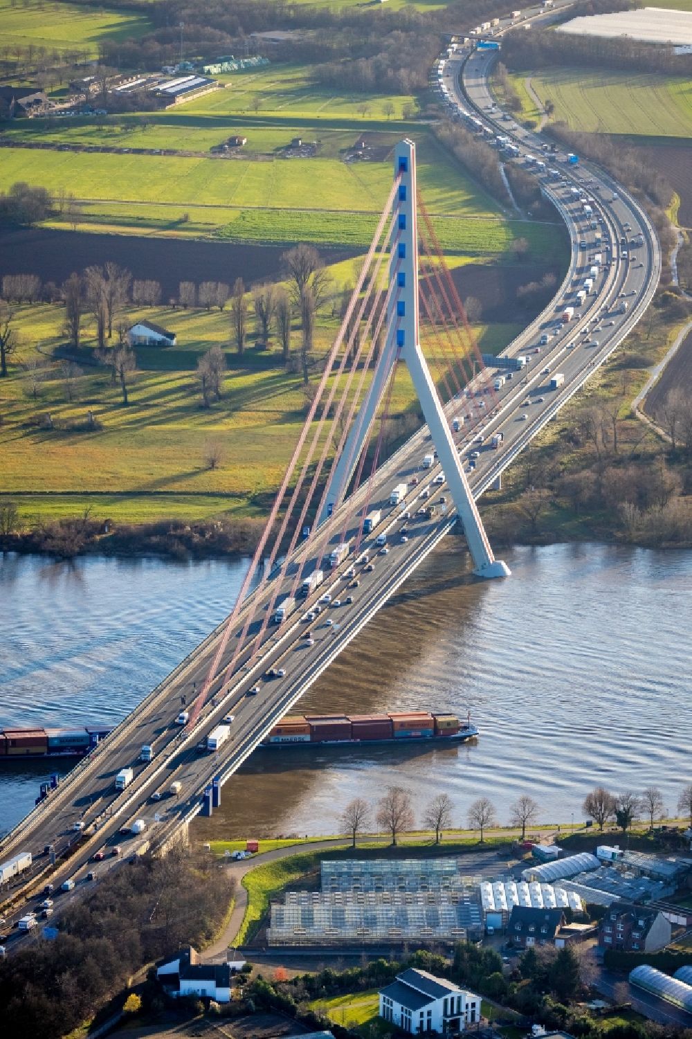 Düsseldorf aus der Vogelperspektive: Autobahn- Brückenbauwerk der BAB A46 - auch Rheinbrücke Düsseldorf-Flehe im in Düsseldorf im Bundesland Nordrhein-Westfalen, Deutschland