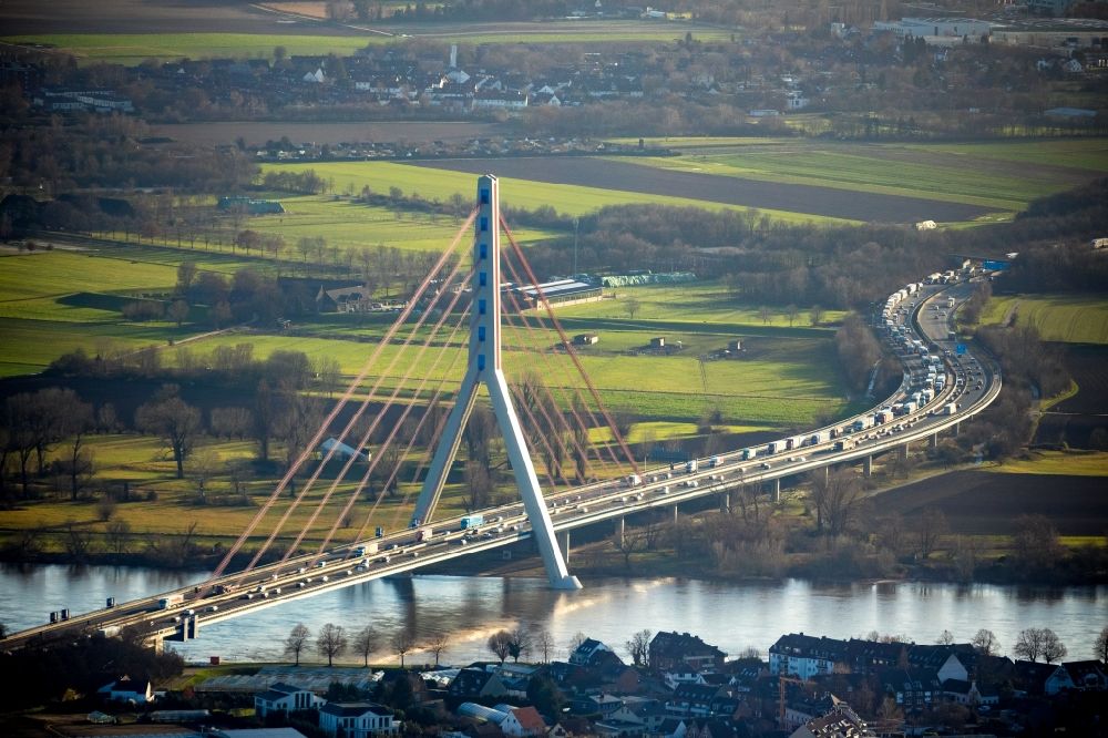 Luftaufnahme Düsseldorf - Autobahn- Brückenbauwerk der BAB A46 - auch Rheinbrücke Düsseldorf-Flehe im in Düsseldorf im Bundesland Nordrhein-Westfalen, Deutschland