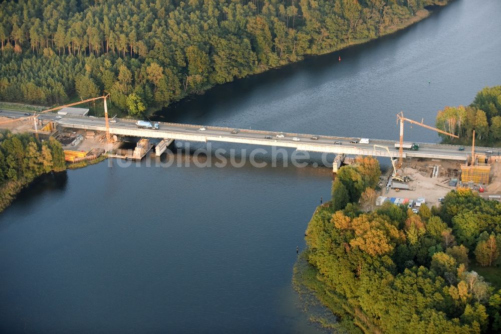 Petersdorf von oben - Autobahn- Brückenbauwerk der BAB A19 mit Baustelle zu Pfahlgründungsarbeiten für einen Ersatz- Neubau in Petersdorf im Bundesland Mecklenburg-Vorpommern