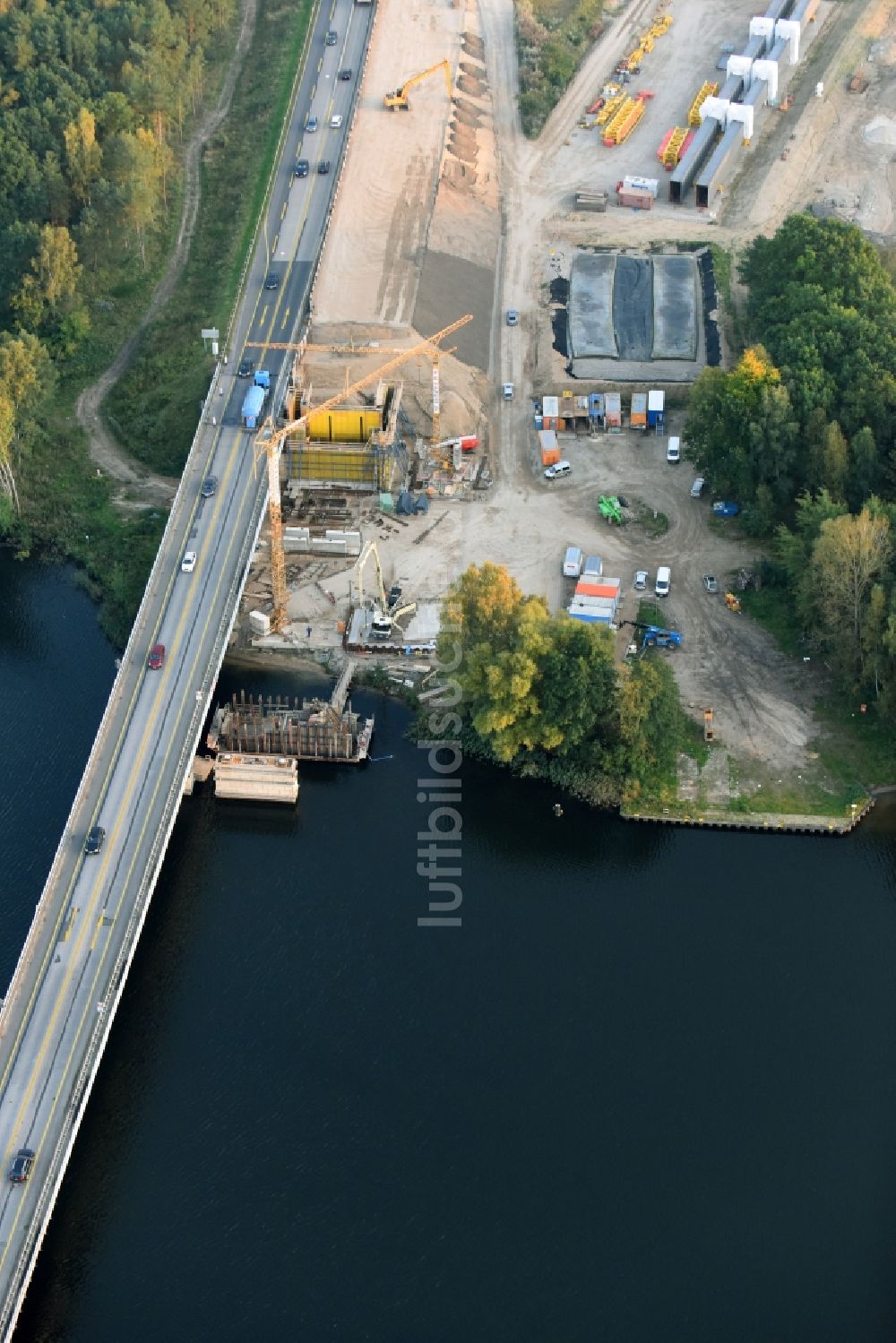 Luftbild Petersdorf - Autobahn- Brückenbauwerk der BAB A19 mit Baustelle zu Pfahlgründungsarbeiten für einen Ersatz- Neubau in Petersdorf im Bundesland Mecklenburg-Vorpommern