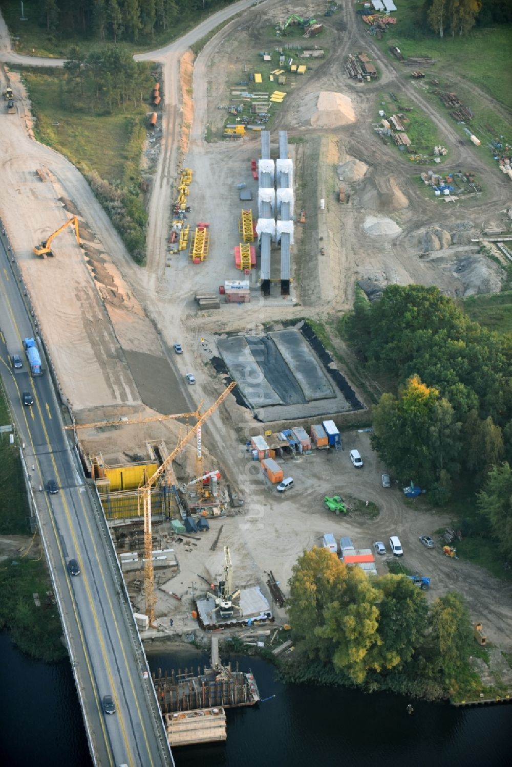 Petersdorf von oben - Autobahn- Brückenbauwerk der BAB A19 mit Baustelle zu Pfahlgründungsarbeiten für einen Ersatz- Neubau in Petersdorf im Bundesland Mecklenburg-Vorpommern