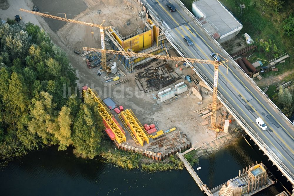 Luftaufnahme Petersdorf - Autobahn- Brückenbauwerk der BAB A19 mit Baustelle zu Pfahlgründungsarbeiten für einen Ersatz- Neubau in Petersdorf im Bundesland Mecklenburg-Vorpommern