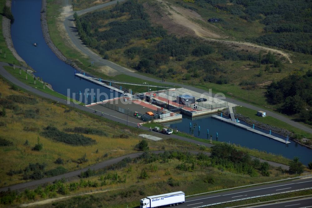 Luftaufnahme Grosspösna - Autobahn- Brückenbauwerk der BAB A38 über die Auenhainer Bucht in Grosspösna im Bundesland Sachsen