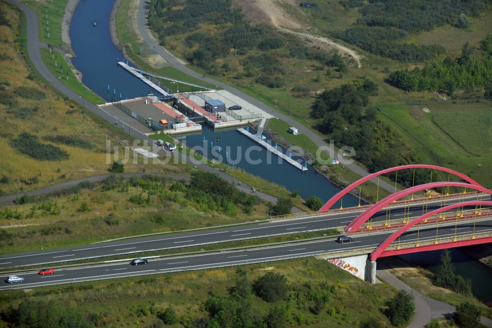 Grosspösna von oben - Autobahn- Brückenbauwerk der BAB A38 über die Auenhainer Bucht in Grosspösna im Bundesland Sachsen