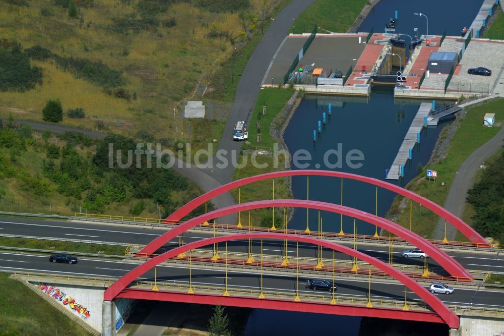 Grosspösna aus der Vogelperspektive: Autobahn- Brückenbauwerk der BAB A38 über die Auenhainer Bucht in Grosspösna im Bundesland Sachsen