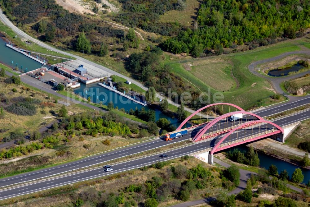 Luftaufnahme Markkleeberg - Autobahn- Brückenbauwerk der BAB A38 über die Auenhainer Bucht in Markkleeberg im Bundesland Sachsen, Deutschland