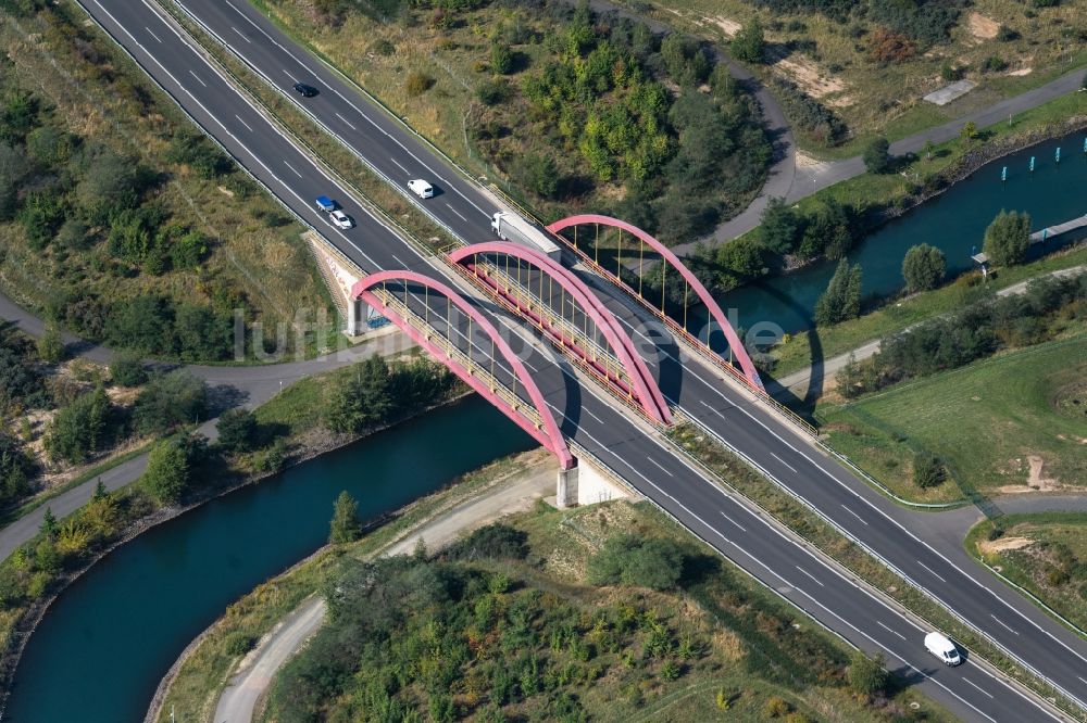 Markkleeberg aus der Vogelperspektive: Autobahn- Brückenbauwerk der BAB A38 über die Auenhainer Bucht in Markkleeberg im Bundesland Sachsen, Deutschland