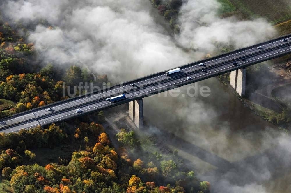 Luftbild Sinzing - Autobahn- Brückenbauwerk der BAB A3 über aufsteigendem Nebel und Wolken über dem Flussverlauf der Donau in Sinzing im Bundesland Bayern, Deutschland