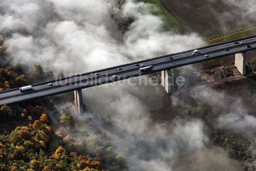 Sinzing von oben - Autobahn- Brückenbauwerk der BAB A3 über aufsteigendem Nebel und Wolken über dem Flussverlauf der Donau in Sinzing im Bundesland Bayern, Deutschland