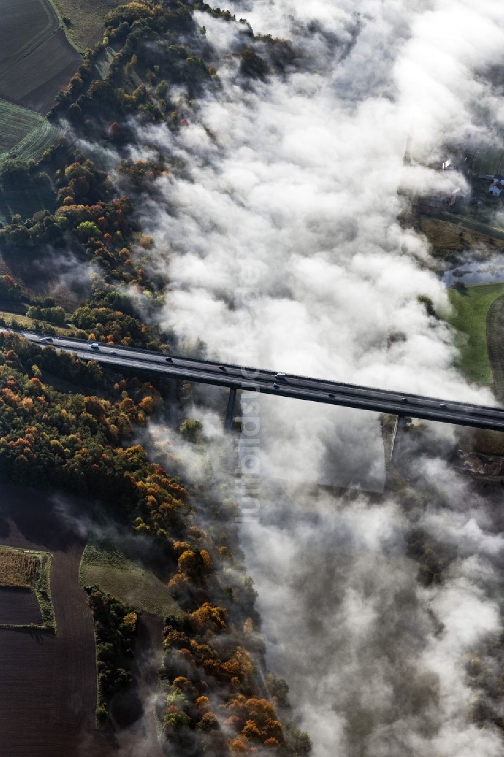 Luftaufnahme Sinzing - Autobahn- Brückenbauwerk der BAB A3 über aufsteigendem Nebel und Wolken über dem Flussverlauf der Donau in Sinzing im Bundesland Bayern, Deutschland