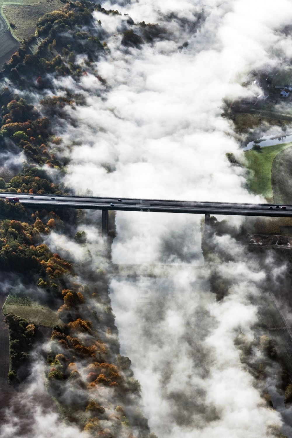 Sinzing von oben - Autobahn- Brückenbauwerk der BAB A3 über aufsteigendem Nebel und Wolken über dem Flussverlauf der Donau in Sinzing im Bundesland Bayern, Deutschland