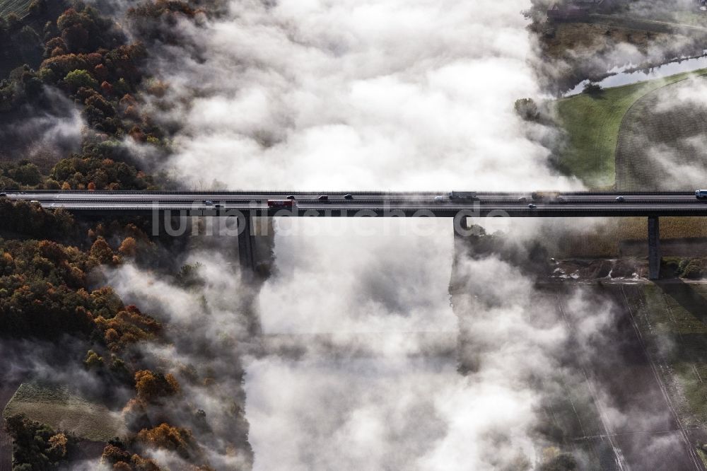 Sinzing aus der Vogelperspektive: Autobahn- Brückenbauwerk der BAB A3 über aufsteigendem Nebel und Wolken über dem Flussverlauf der Donau in Sinzing im Bundesland Bayern, Deutschland