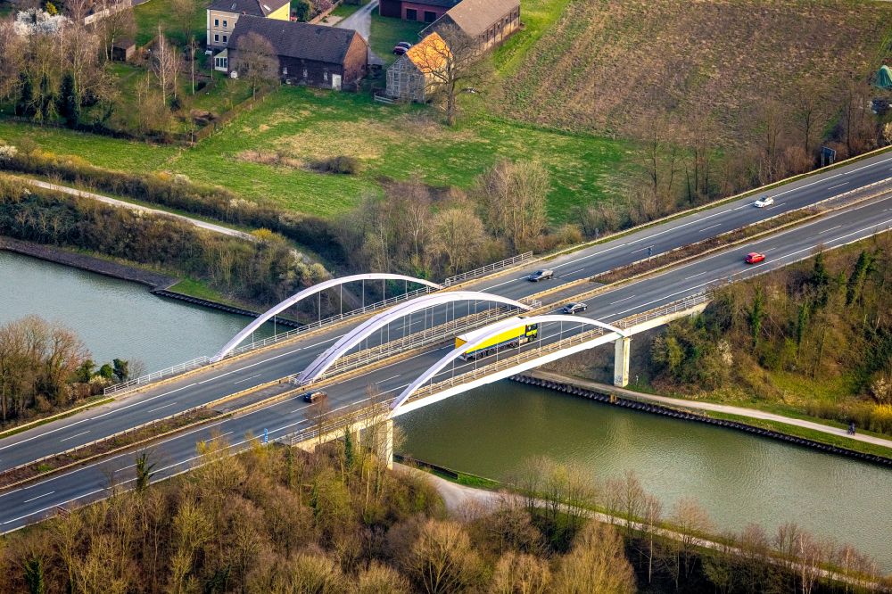 Hamm von oben - Autobahn- Brückenbauwerk der BAB A1 über den Datteln- Hamm- Kanal im Ortsteil Rünthe in Hamm im Bundesland Nordrhein-Westfalen, Deutschland